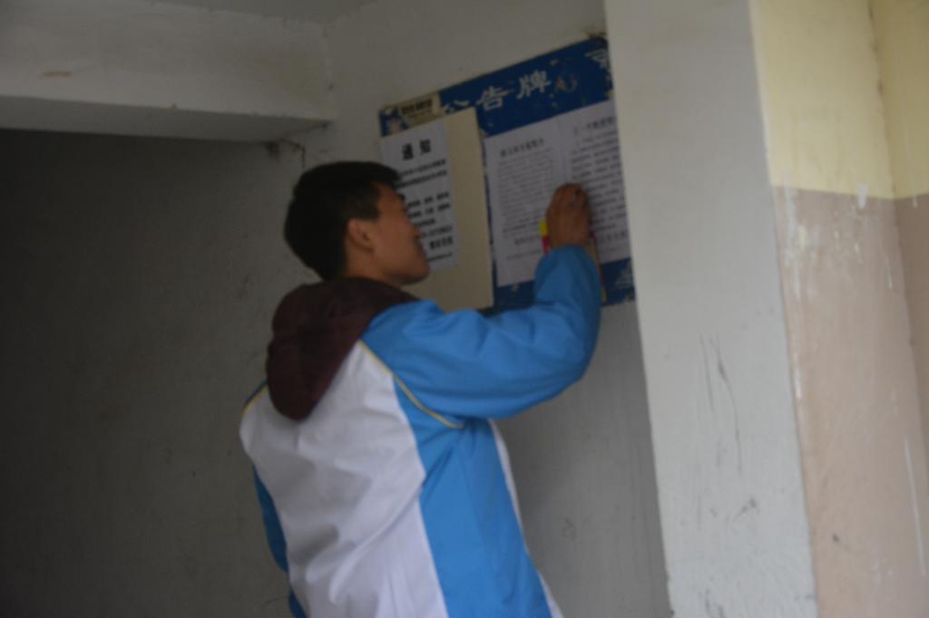 同学们认真地清理每一处死角