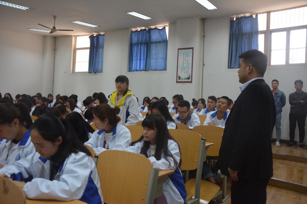 小康与同学们亲切互动