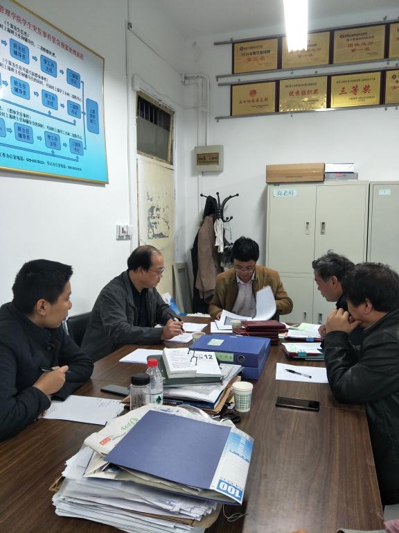 学生工作党支部书记王尚宏向督导组汇报本支部教育学习情况