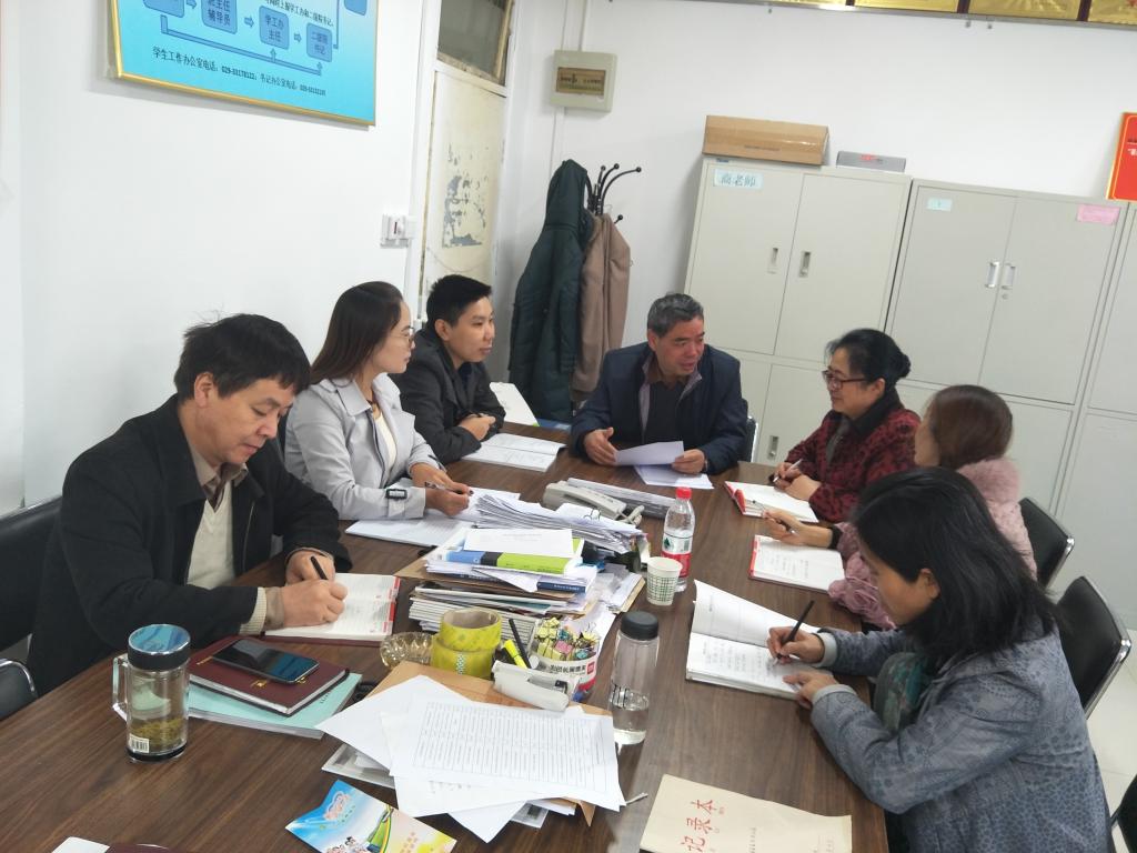 各位辅导员讨论并分享学习体会