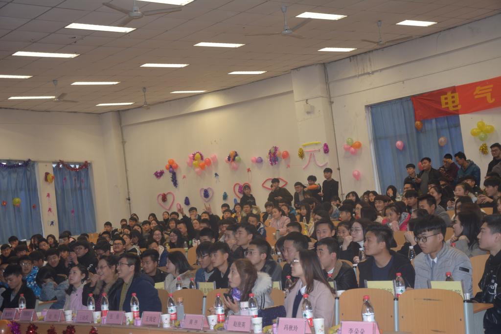 现场嘉宾认真观看节目