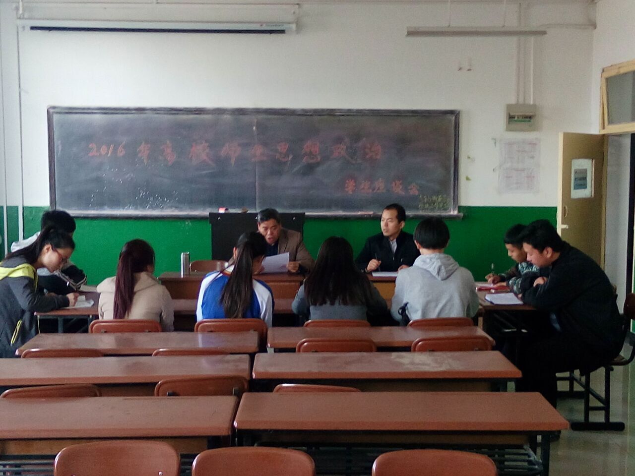 学工办主任王尚宏主任带领同学进行讨论