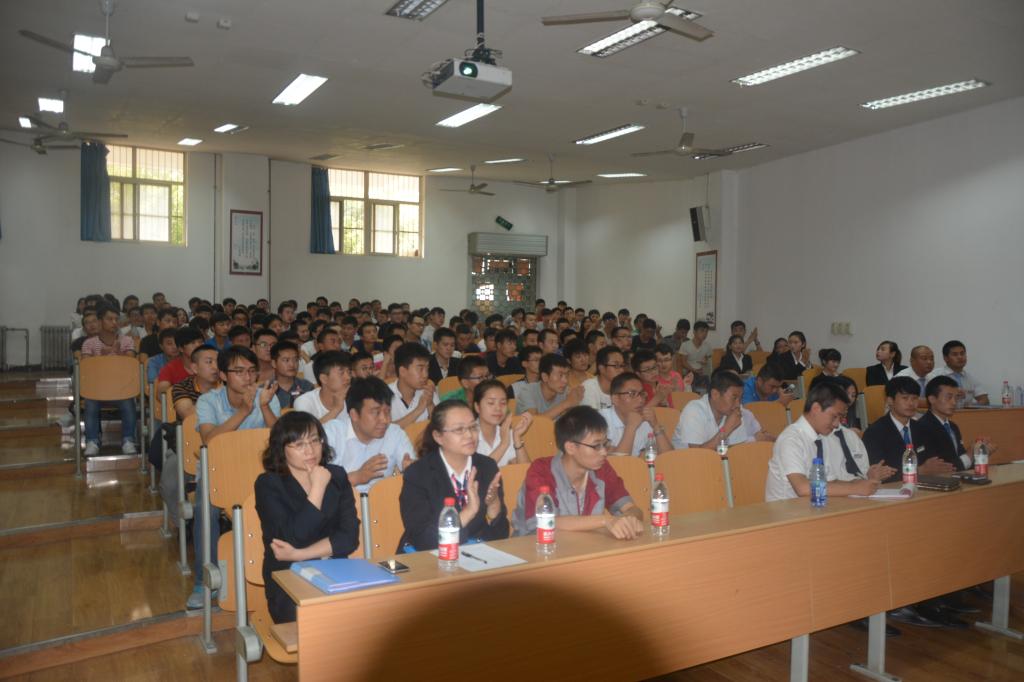 2013级学生聆听企业宣讲