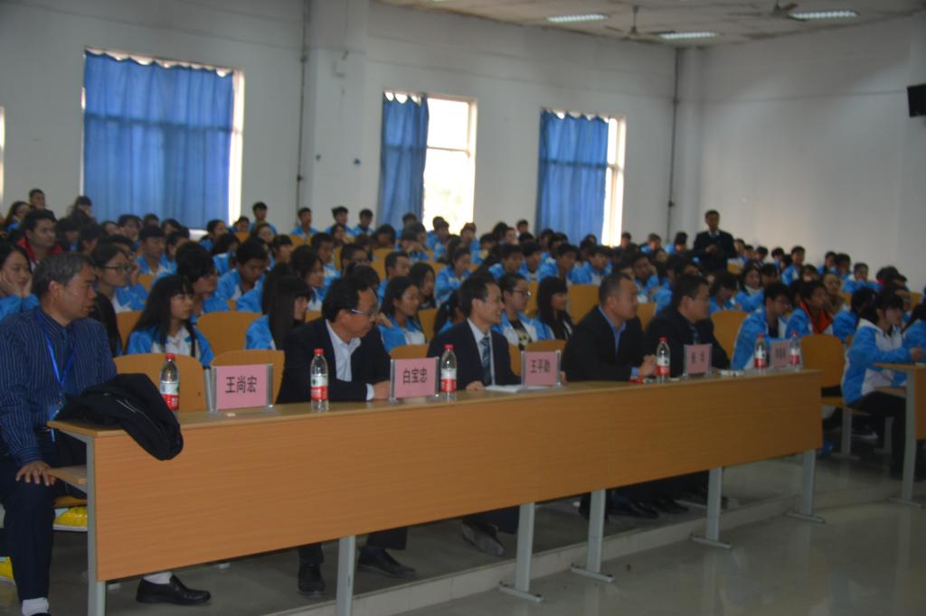 同学们认真聆听讲座