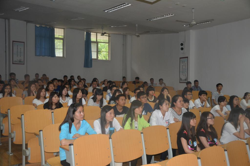 同学们认真聆听宣讲