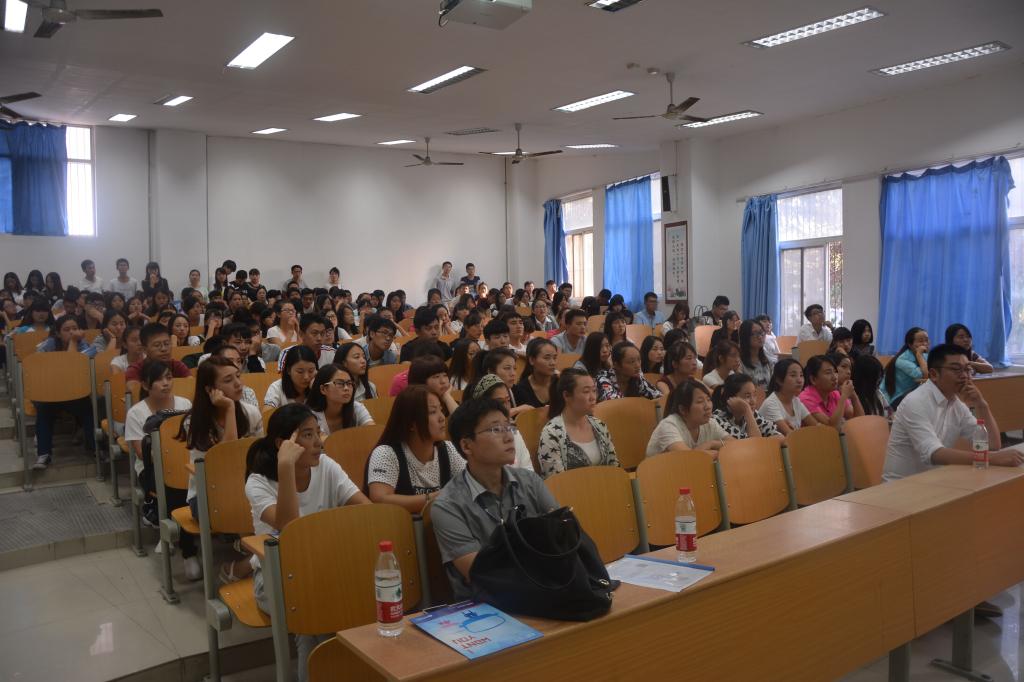 大三学生聆听宣讲