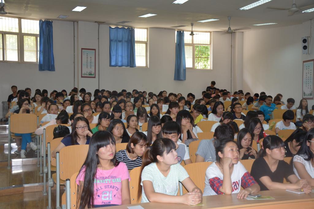 2013级同学认真聆听