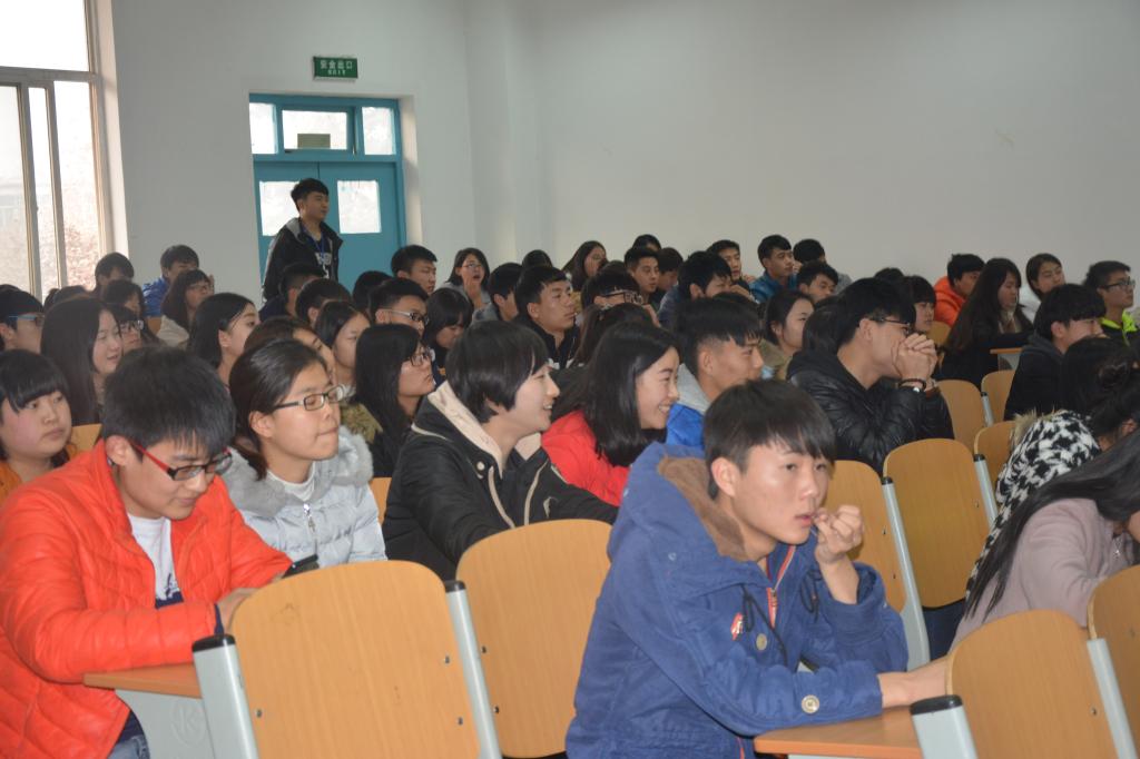 学生会干事认真聆听讲话