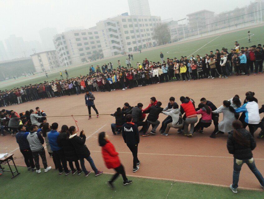 呐喊助威的同学气势浩大