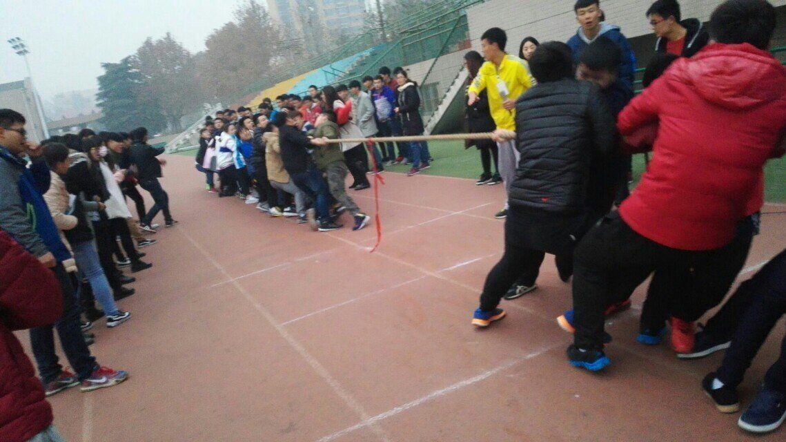 比赛场上选手们竭尽全力