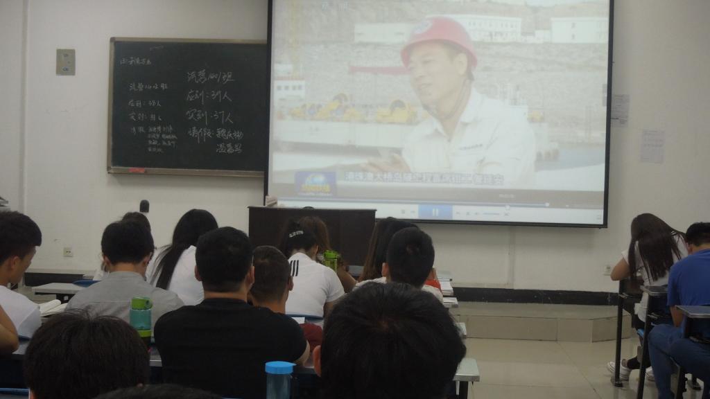 2014级学生观看学习