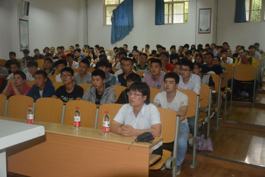 大三学生认真聆听宣讲