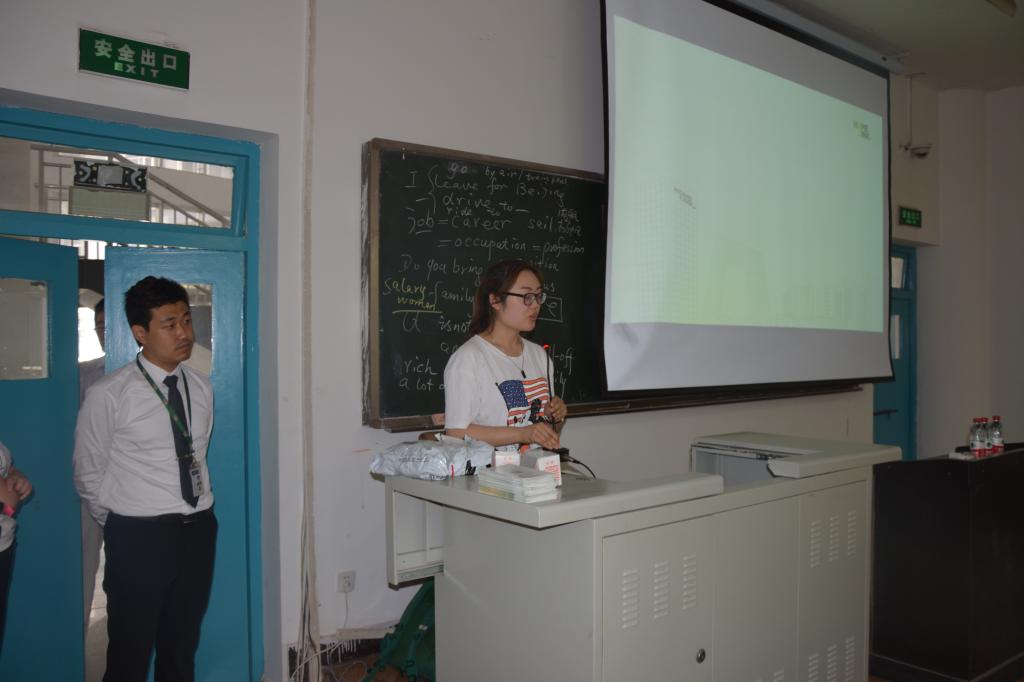 招聘主管冯佳宣讲招聘事宜