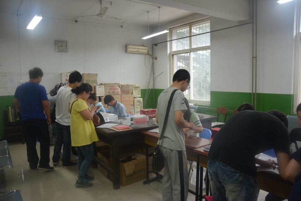 办理离校手续井然有序