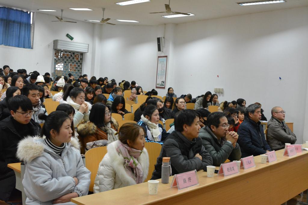 同学们认真聆听讲座