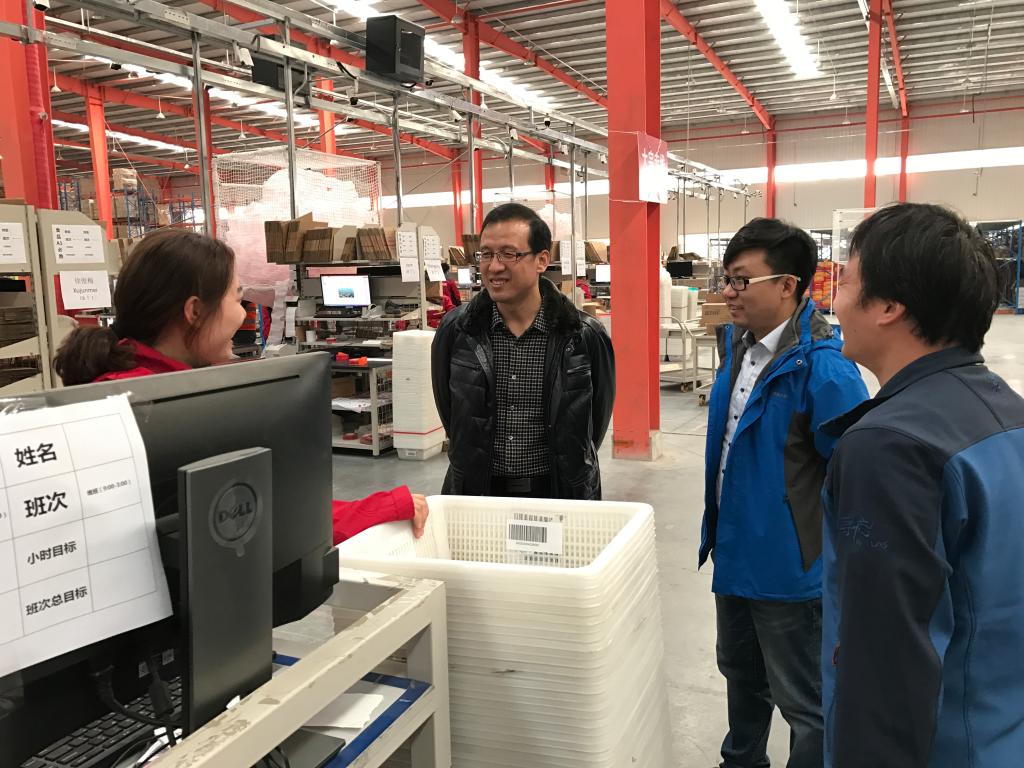 杨院长与实习学生交流