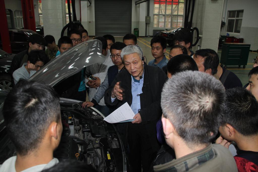 西安金康公司的汽车技术专家于建国高级讲师给大家讲授了汽车空调项目和自动变速箱保养相关理论及实践操作